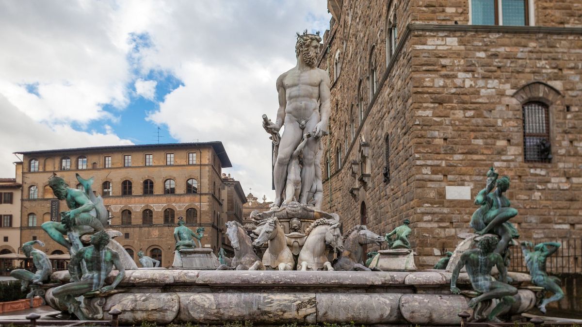 Turista poškodil Neptunovu fontánu ve Florencii. Vyšplhal na ni kvůli fotce